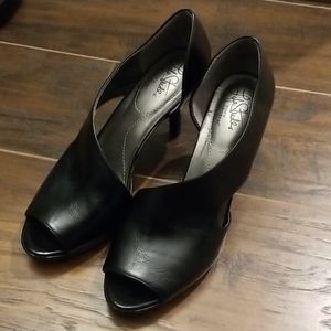 Black heels peep-toe